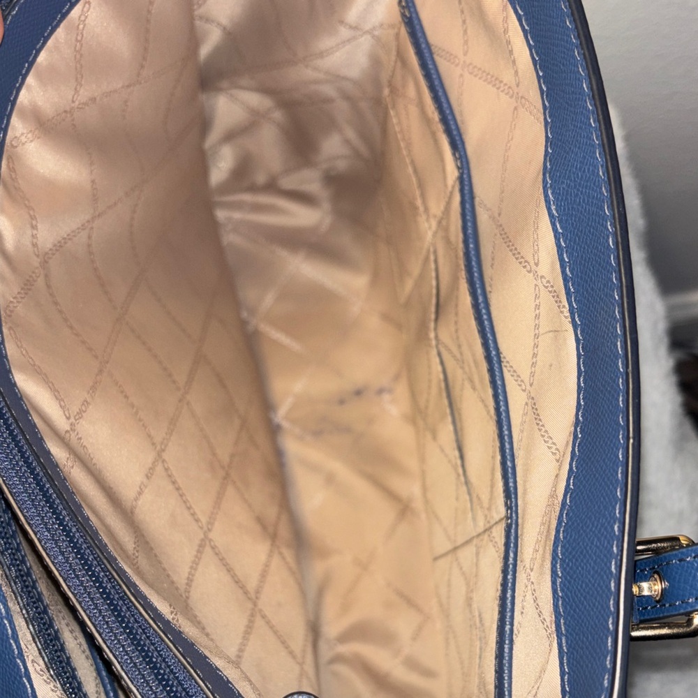 Michael Kors Voyager Saffiano leather tote bag in navy blue. - Picture 6 of 12
